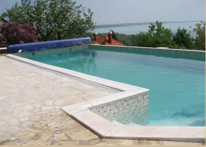 Balatonalmadi, Matyas Kiraly Nyaralo アパート *